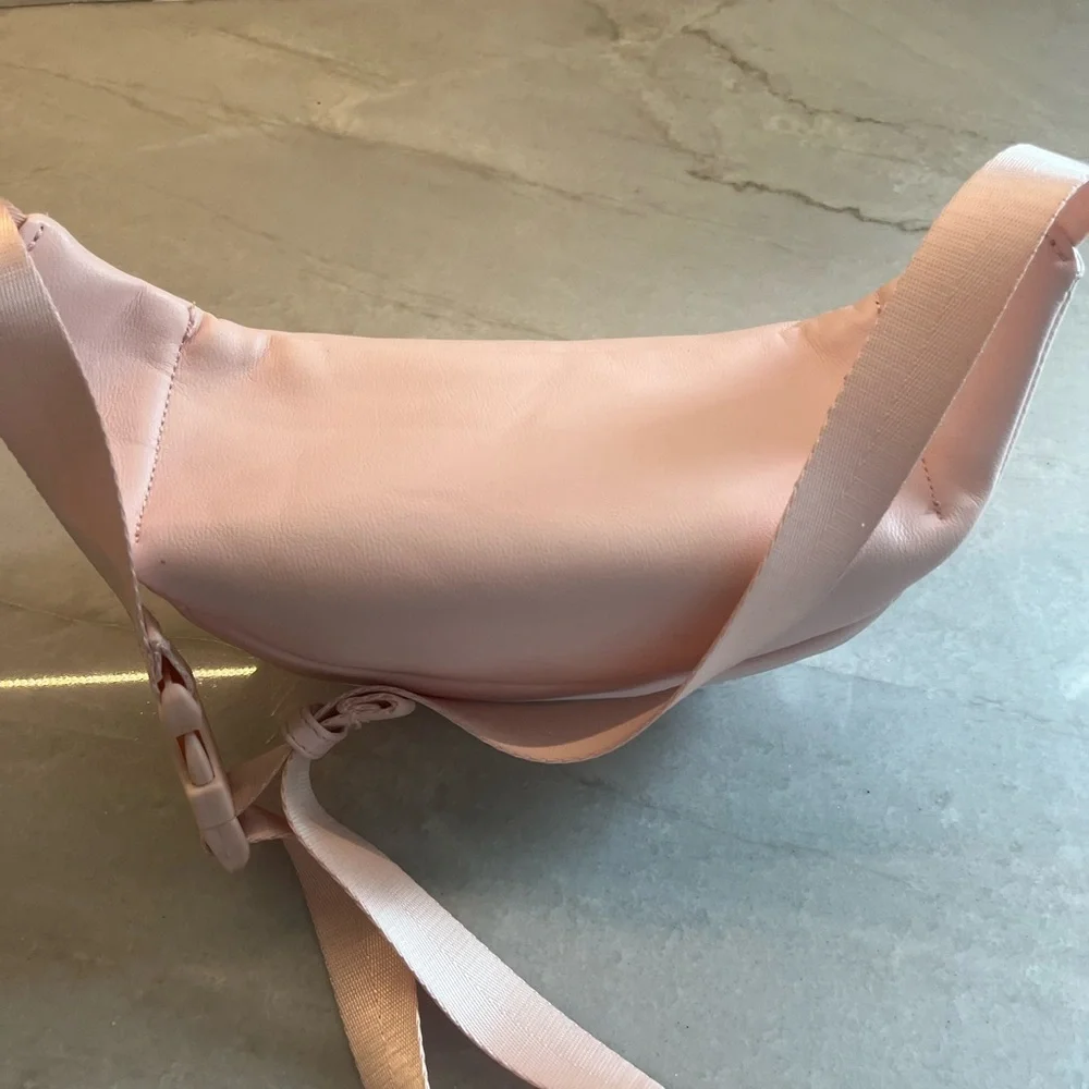 Disney Minnie Mouse Main Attraction Small World Loungefly hipster  bag  NWOT - Picture 2 of 4